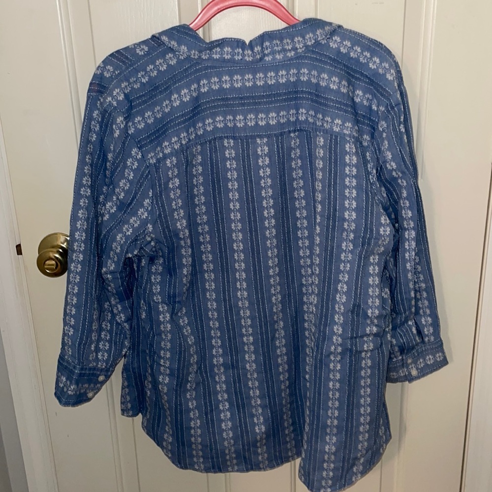 Patterned Blue/White Button Up - Picture 4 of 4